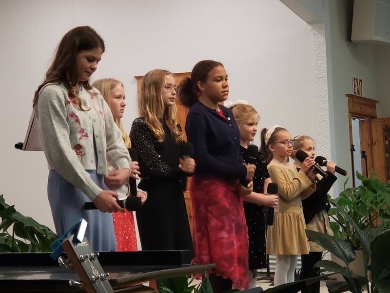Kids singing